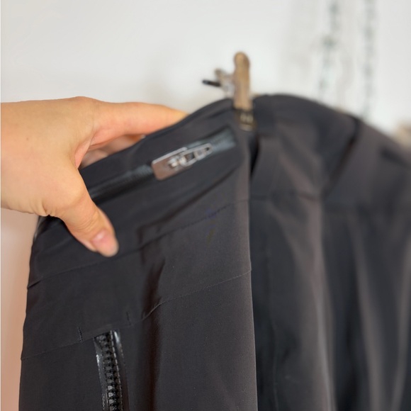 Helly Hansen Black and Gray Outdoor Ski Pants - Picture 9 of 10